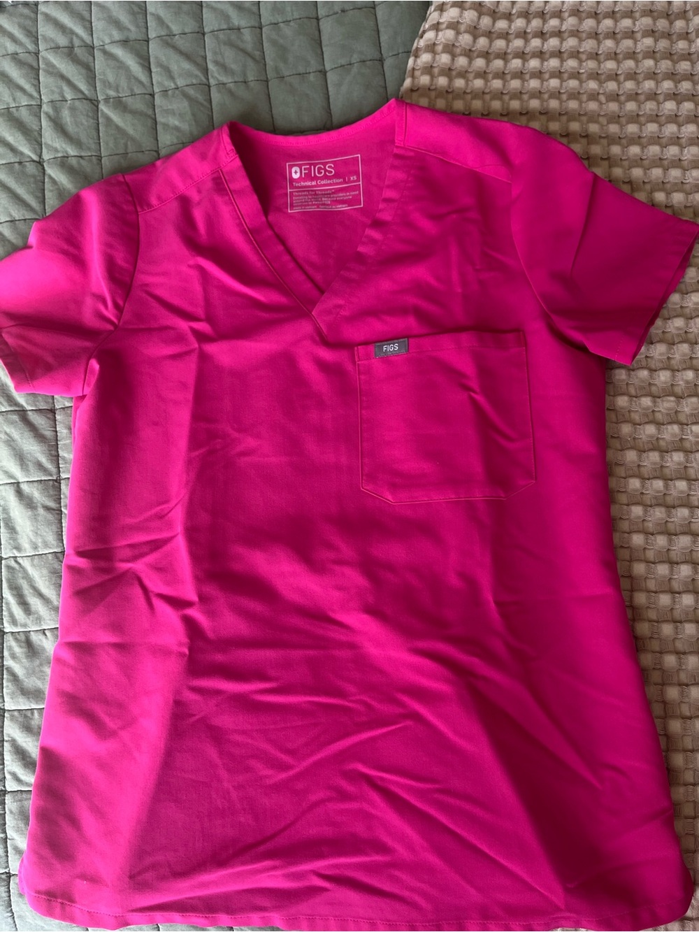 FIGS Catarina One-Pocket V-Neck Scrub Top